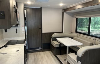 BEAUTIFUL/COMFORTABLE RV ~FULLY STOCKED ~SLEEPS 8