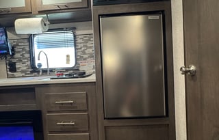 2021 Coleman 17B – Your Cozy Getaway on Wheels!