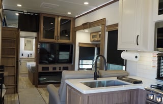 2024 Alliance Paradigm 395DS Paradise on Wheels