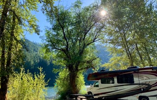 Lucy - Luxury RV for Your Stay in Camp Sherman