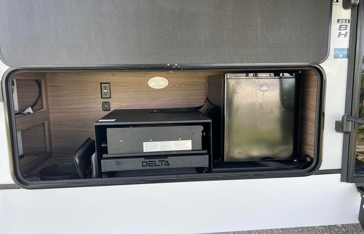 outdoor kitchen (mini fridge & grill)