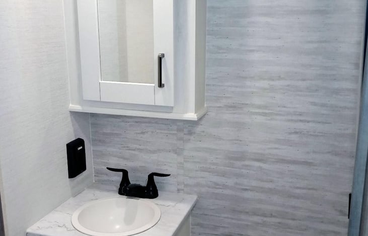 hot and cold running water and extra outdoor shower with hot water