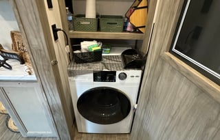 2022 Arctic Wolf 5th wheel sleeps 8-10