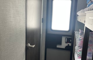 Keystone Bullet 330BHS – Sleeps 9 with 1.5 Baths