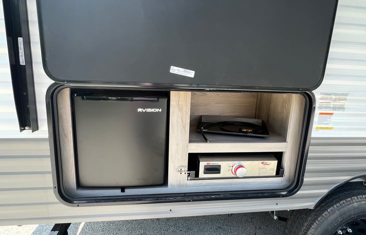 Outdoor kitchen - fridge and griddle