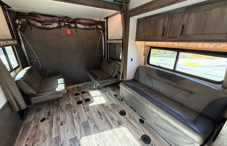 👉🏻Spacious lounge area in toy hauler