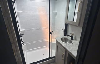 LUXURY 2 BED, 2 BATH RV W/ PRIVATE SUITE & ENTRY