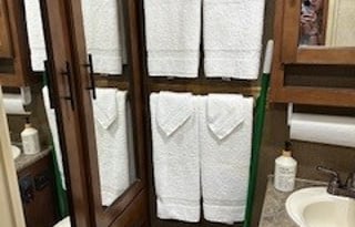 Stationary Cute Camper & FHU Space near Glacier NP