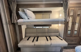 RV Queen's Bunk House!!! Sleeps 8! "Daisy"