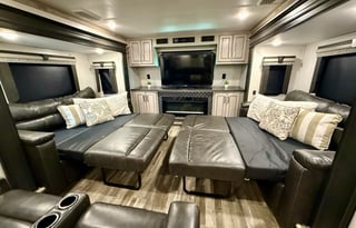 Keystone Alpine 3700FL ***1.5 bath and King Bed***