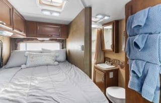 Easy to Drive Comfy RV Rental