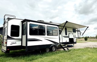 Phoenix Luxe Retreat – 2 Bedroom Family 5th Wheel