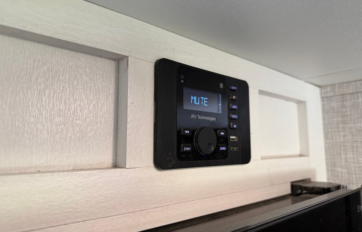 Radio. Zone 1 indoor. Zone 2 outdoor