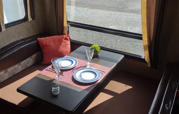 Dinette (also good for 2 to sleep)