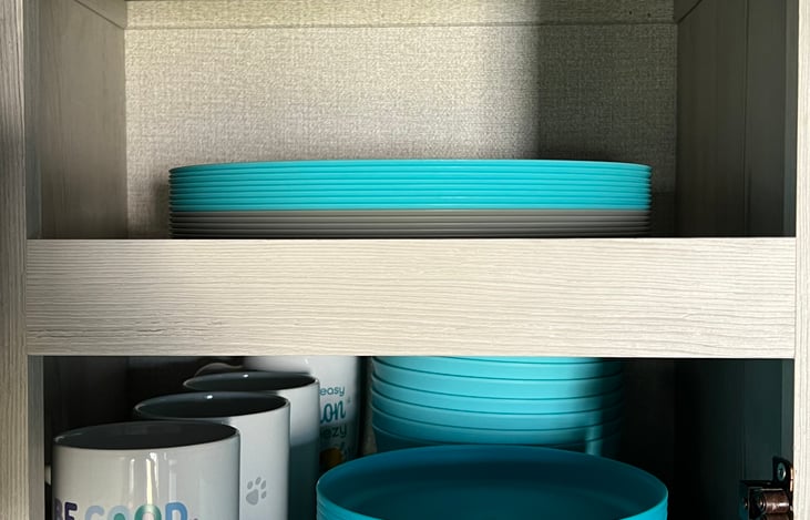 Plates, bowls, small plates, coffee mugs.
(The site cropped our photos and I do not know how to fix)