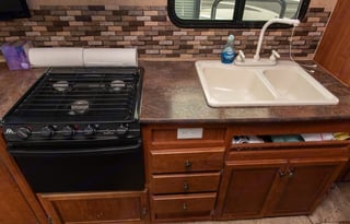 Fully Stocked Jayco | Easy Tow & Sleeps 6