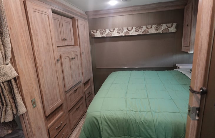 this RV has tons of storage space!