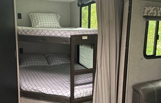 "Shelly": 28ft Bunkhouse, Pets + Film OK, Delivery
