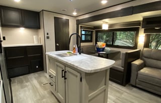 Impressive Family favorite RV! 3 slides 3 TV’s