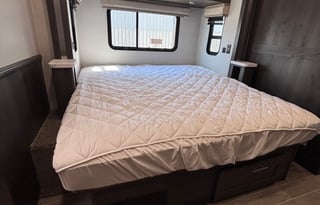 Georgetown Bunkhouse Two Full Bath and King Bed