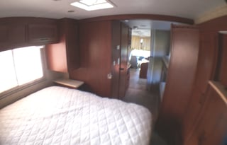 Sunseeker 32', Family Size Camping Machine, Luxury. This Motorhome is custom made, will make your trip unforgettable.