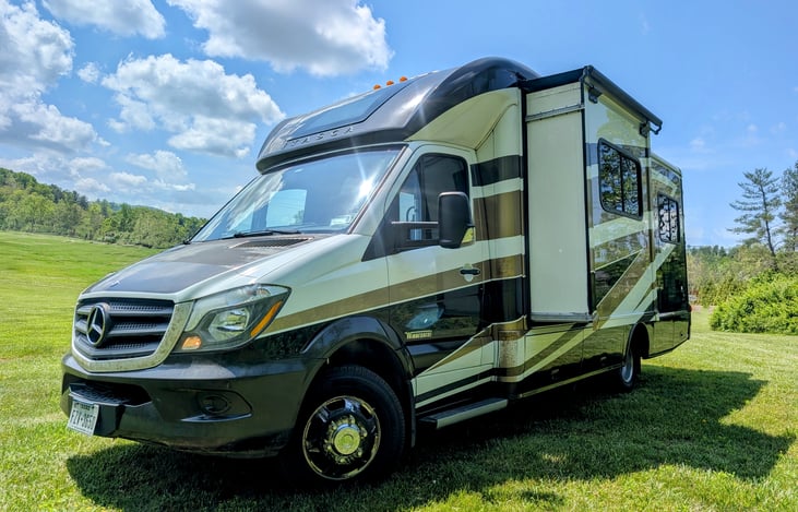 Well-built Winnebago Class C RV on the Mercedes Sprinter chassis with 2 slide outs.