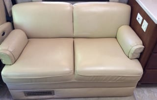 Beautiful Diesel Coach w/ Awesome Open Floor Plan w/ Perfect 5 Star Reviews Available for the Races!