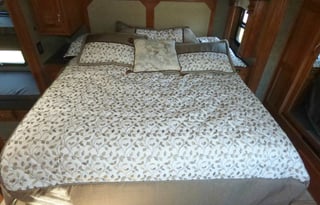 "HAPPY 40" IS A 2017 MOTORHOME