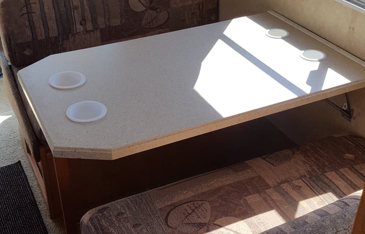 Dinette transforms into a 68¨ bed.