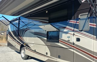Luxury RV with new upgraded power captains chairs!