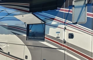 Luxury RV with new upgraded power captains chairs!