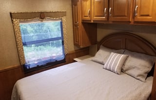 Luxury RV with new upgraded power captains chairs!
