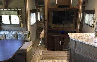 2017 Surveyor 245 BHS   Delivery available. Generator available.