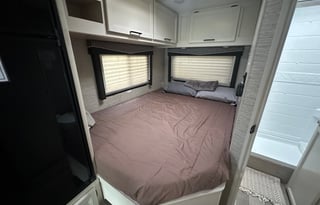 SUMMER SALE - 2022 Thor Chateau 22E