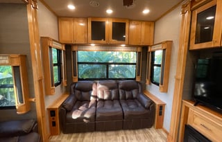 Luxury StationaryRV Retreat-Site included