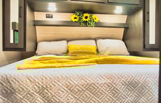 Generator / Sleeps 6  Plus / Deck