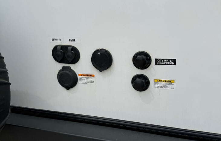 All connecters on the backside of the trailer