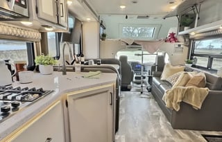 2023 Quantum LF31 Bunkhouse, Dual AC's+Solar (CA)