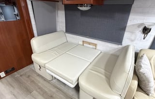 Beautiful Class A Fleetwood Discovery 39L -Fun for the family