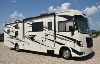 Beautiful luxury coach w/ great layout