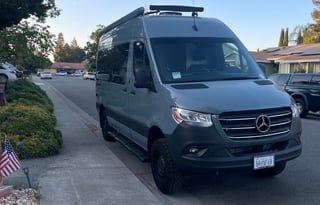 King bed/front bed/4x4/Lithium/Solar/Generator