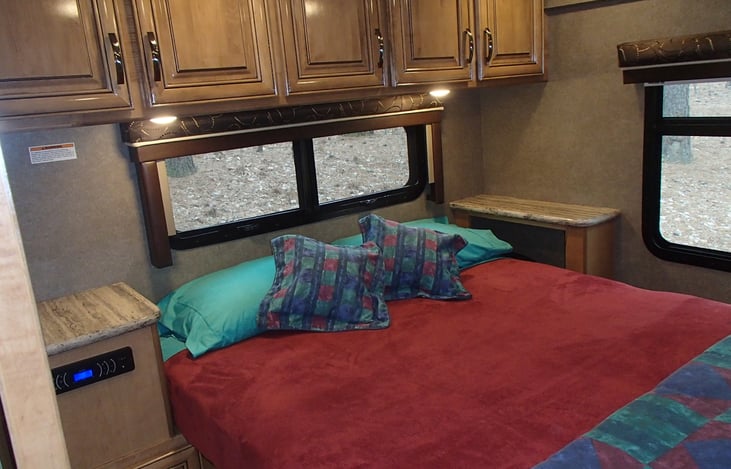 Big Queen Size Bed complete with Linen!