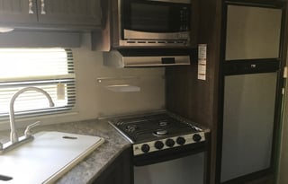 2016 Coleman 3015BH (delivery and pick up by owner)