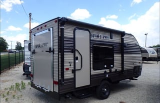 2017 Cherokee Wolf Pup toy Hauler 17RP