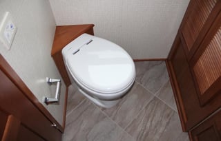 2019 Winnebago Diesel 2 full bathrooms, sleeps 9