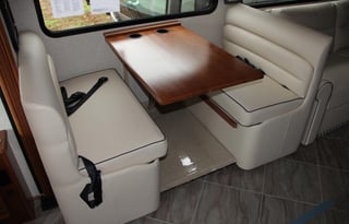 2019 Winnebago Diesel 2 full bathrooms, sleeps 9