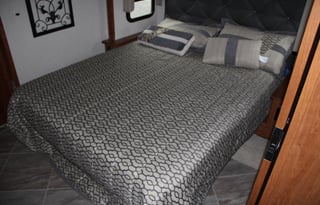 2019 Winnebago Diesel 2 full bathrooms, sleeps 9