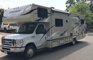 32ft class C with Bunk beds and LEVELING JACKS!!