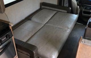 32ft class C with Bunk beds and LEVELING JACKS!!