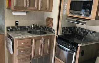 32ft class C with Bunk beds and LEVELING JACKS!!